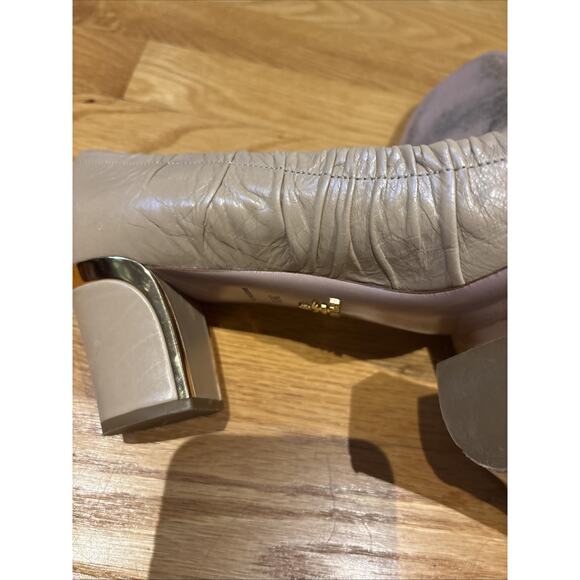 PRADA Nude tan Leather Gold Trim Chunky Heel Pump Flower Embellishment 38 1/2 8 - Picture 14 of 16
